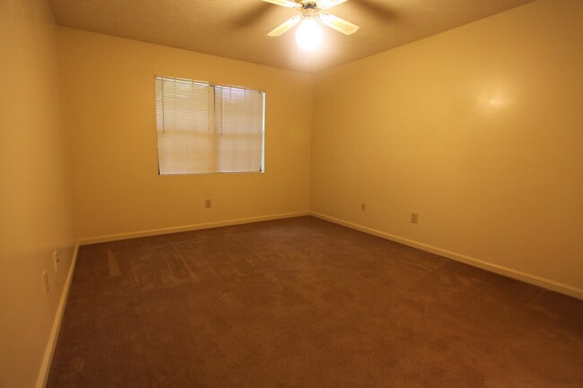 Building Photo - Hampton Drive Duplex Available August!