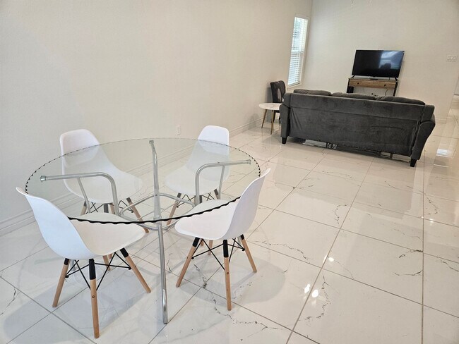 Building Photo - 702 5th St