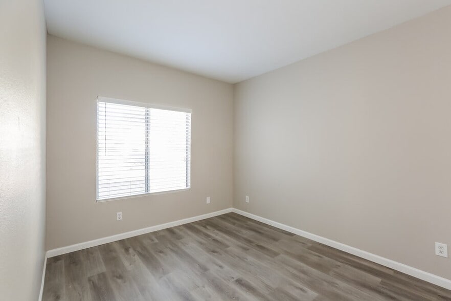 Building Photo - 1563 E Scott Ave