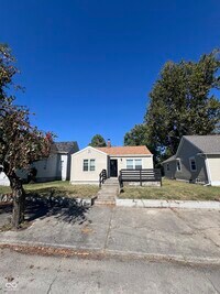 Building Photo - 1402 E Willard St