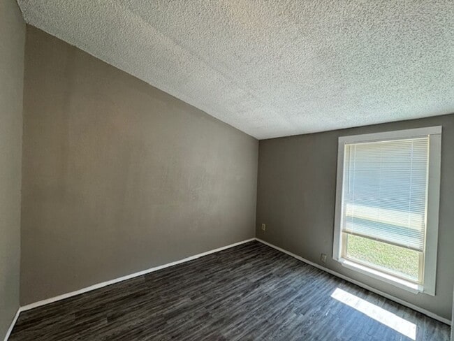 Building Photo - All New Inside, 3 bed 2 bath , no carpet, detached garage and fenced yard in Norman!