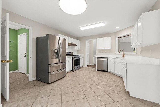 Building Photo - 370 Manor Glen Dr