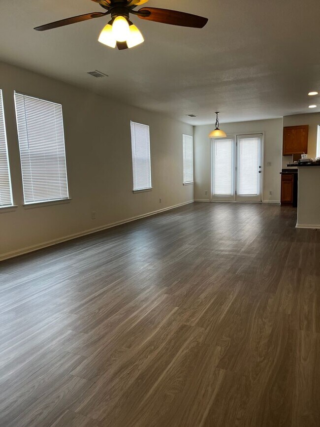 Building Photo - Grant Ranch 3 Bedroom 2.5 Bathroom Townhome available NOW!