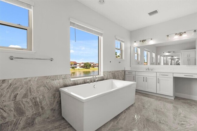 Building Photo - 10511 Royal Cypress Way