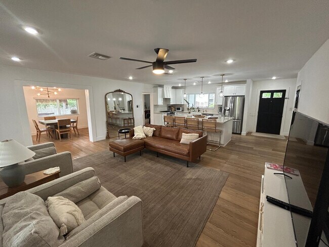 Building Photo - 4016 E Avalon Dr