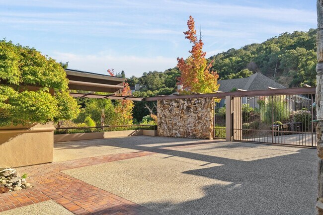 Building Photo - 21 Deer Oaks Ct
