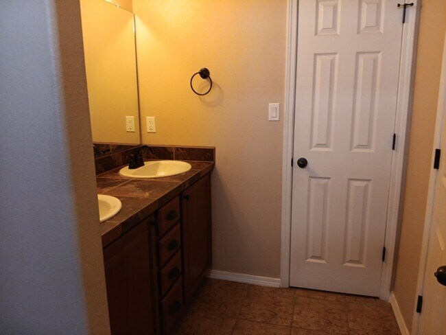 Building Photo - 4 Bedroom, 2 Bathroom! Lovely Home! Schedule a Showing!