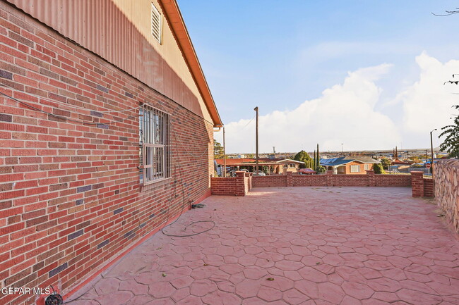 Building Photo - 2515 Arizona Ave