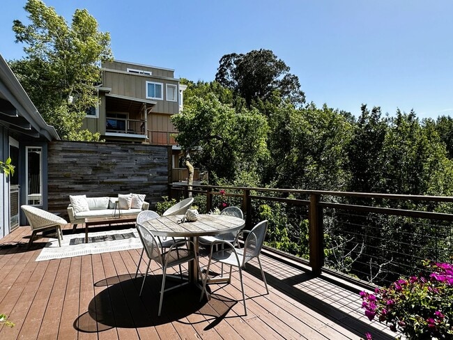 Building Photo - Three bedroom, two bathroom home with gorgeous views and sunroom for rent in the hills of Fairfax!