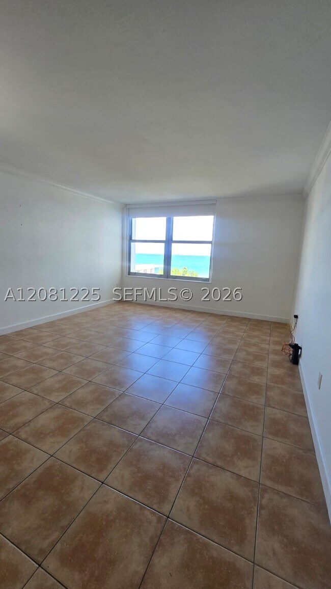 Building Photo - 2899 Collins Ave