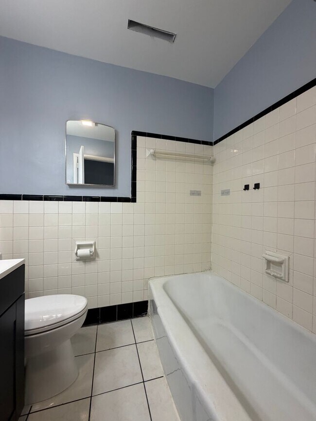Building Photo - 226 College Dr