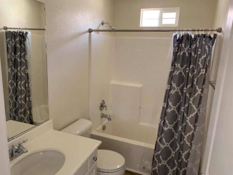 Building Photo - 28427 Santa Rosa Ln