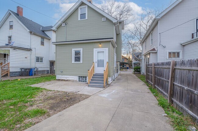 Building Photo - Fully renovated house located on Cleveland...