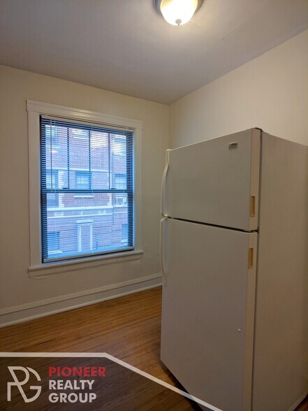 Building Photo - 534 W Cornelia Ave