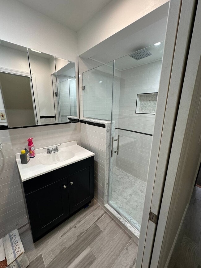 Building Photo - 66-13 60th Ln