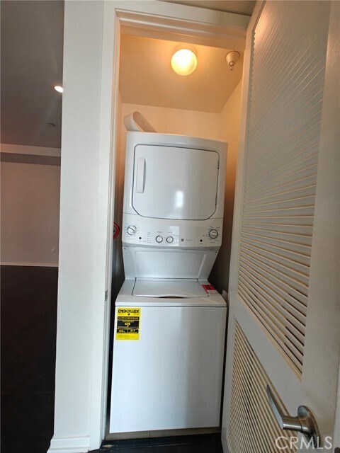 Building Photo - 637 S Fairfax Ave