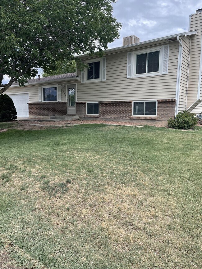 Building Photo - 488 Anjou Dr