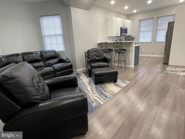 Building Photo - 250 W Bridge St