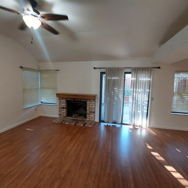 Building Photo - Nice 3bed and 2 bath home; excellent Roseville location