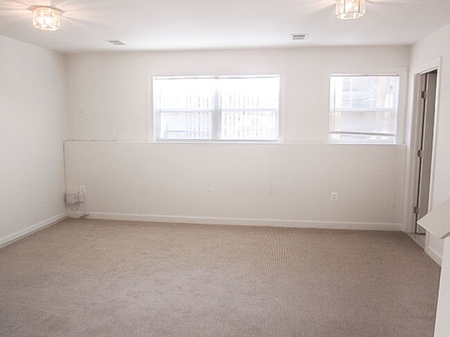 Building Photo - Beautiful 3 Bed 3.5 Bath Interior Townhome In Much Sought After Blooms Mill