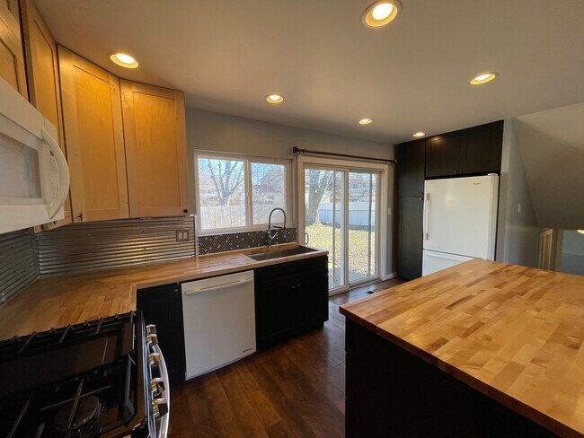 Building Photo - 144 Monterey Dr