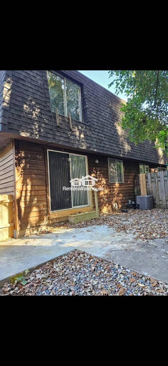 Building Photo - Available now - like new 2 bed 1 bath dupl...