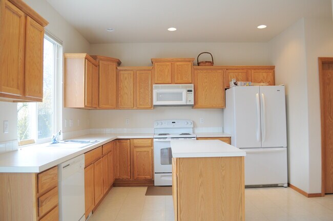 Building Photo - 551 Quincy Ave NE
