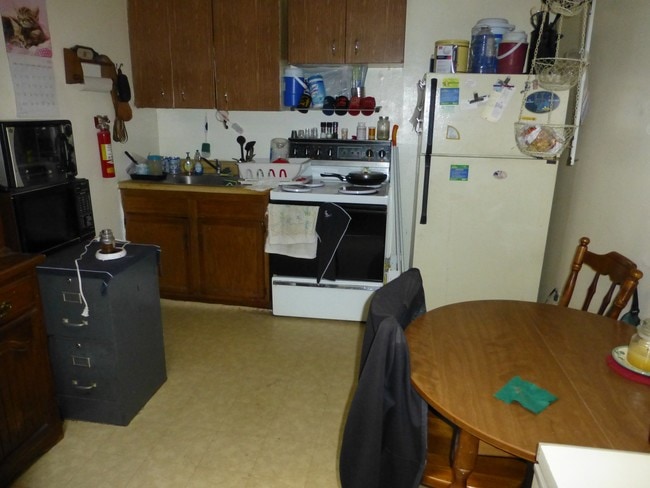 Interior Photo - 202 E Ayre St