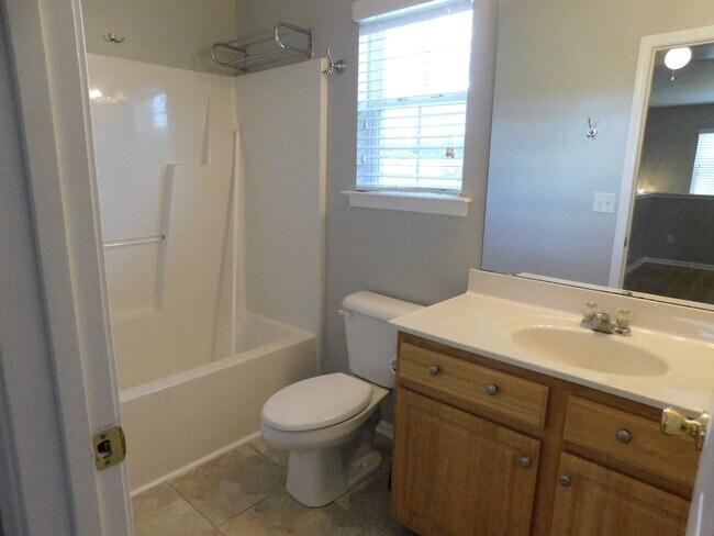 Building Photo - great 3 bed 2.5 bath master down