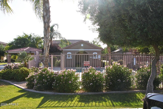 Building Photo - 1918 E Harrison St