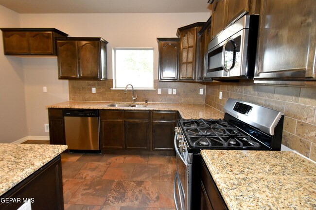 Building Photo - 300 Saltford Pl