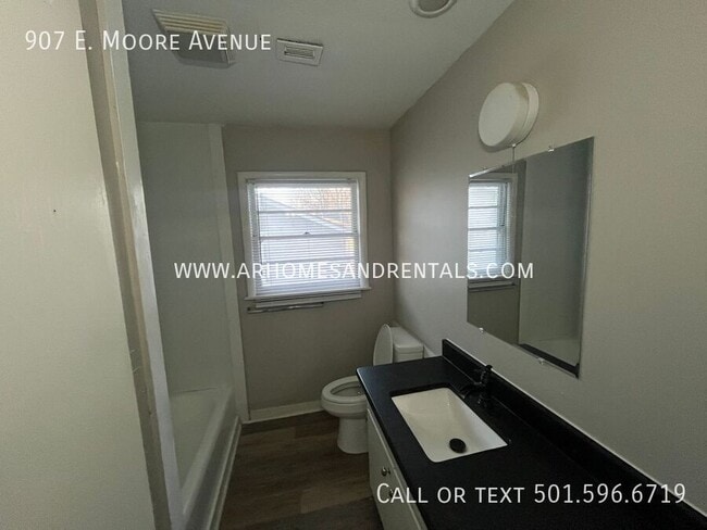 Building Photo - 907 E Moore Ave
