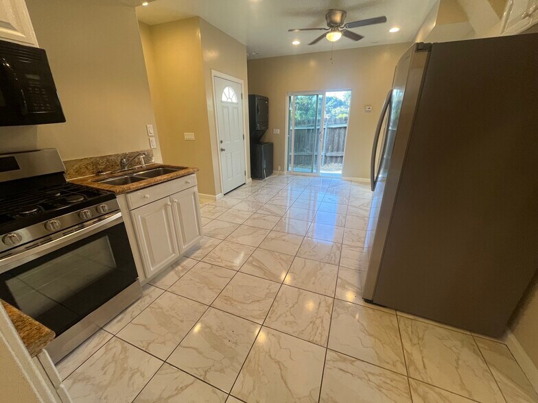 Building Photo - 4932 Campanile Dr