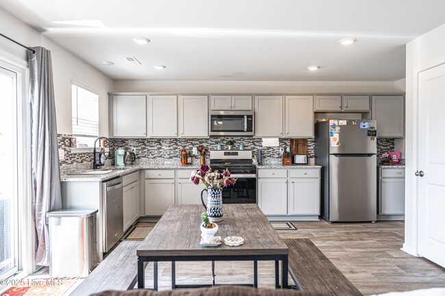 Building Photo - 3024 Paradise Way