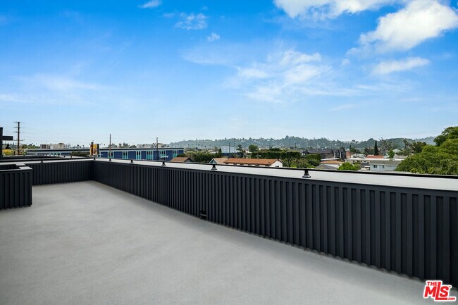 Building Photo - 354 1/2 Newland St