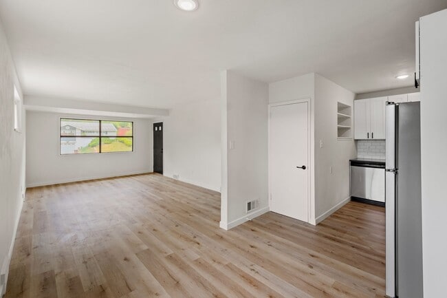 Building Photo - AVAILABLE SEPT 1ST!! BEAUTIFUL 3 BEDROOM HOME IN WILKINS TOWNSHIP!