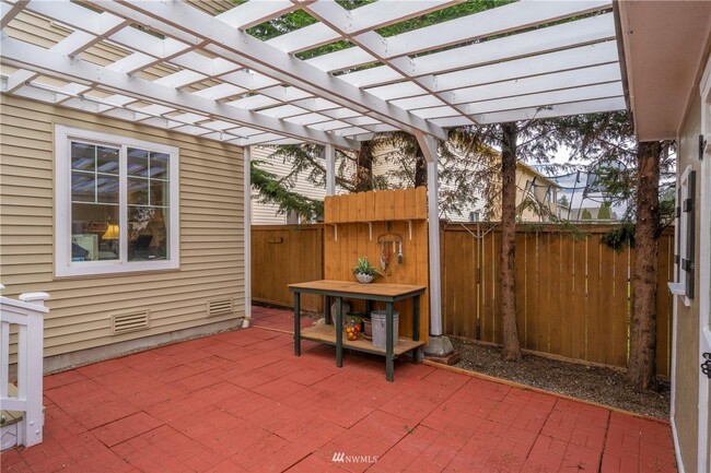 Building Photo - Spacious 5-Bedroom Home with Backyard Oasi...