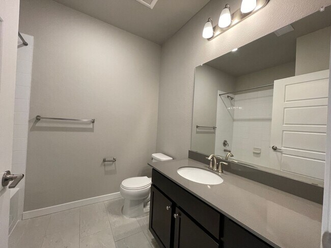 Building Photo - Newly Built Move-in Ready Modern Condo!