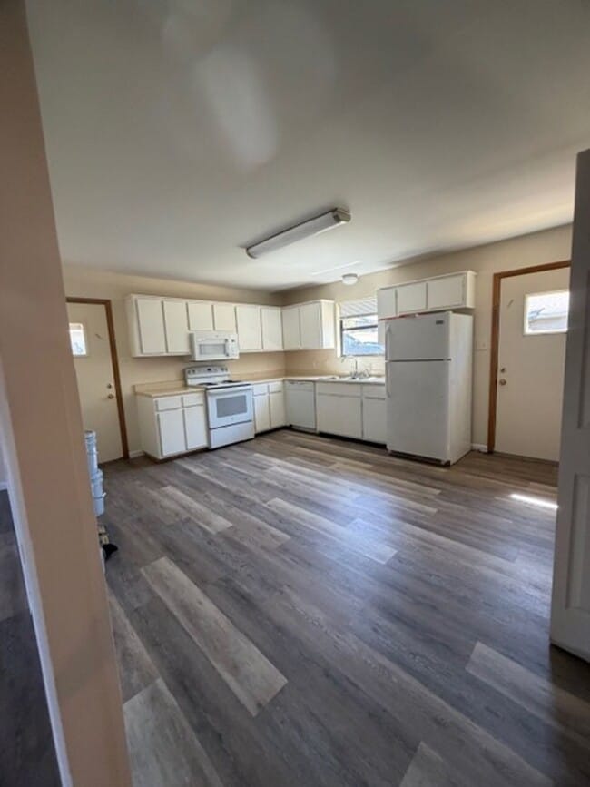 Building Photo - 2 Bedroom Duplex close to I -140 Contact Debra Johnson (865) 591-8281