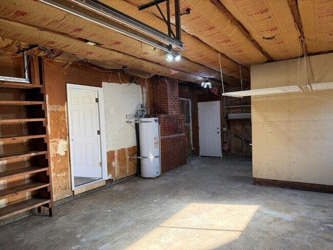 Building Photo - Updated 3 bedroom 1.5 bathroom house in Springfield!