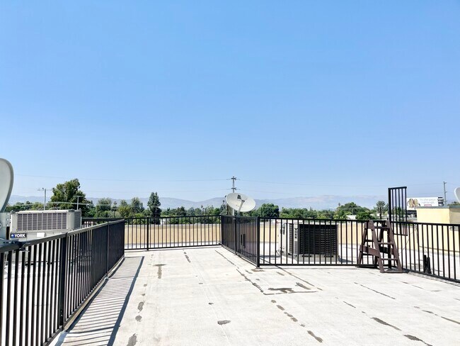 Building Photo - 22651 Del Valle St