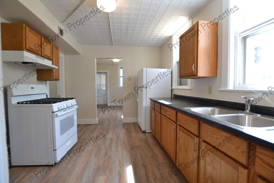 Building Photo - 835 N Broadway St