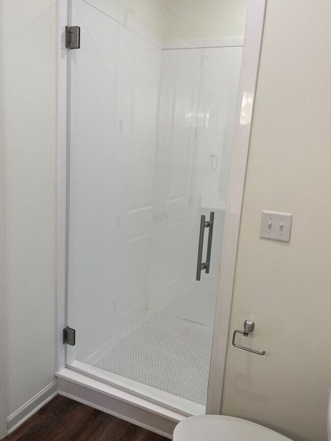 Building Photo - Gorgeous Flat in Overton Square