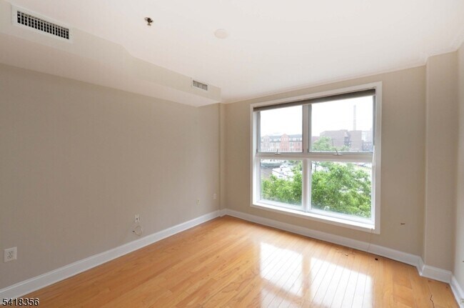 Building Photo - 70 Adams St