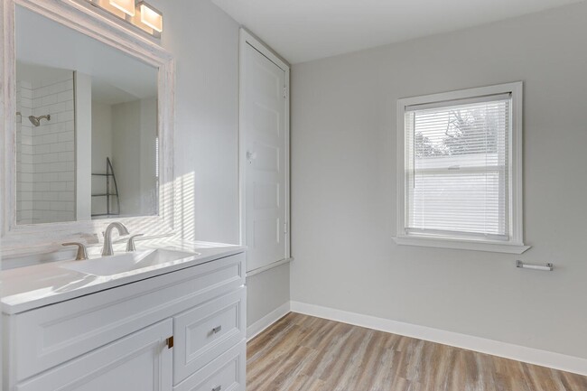Building Photo - Dewey Duplex
