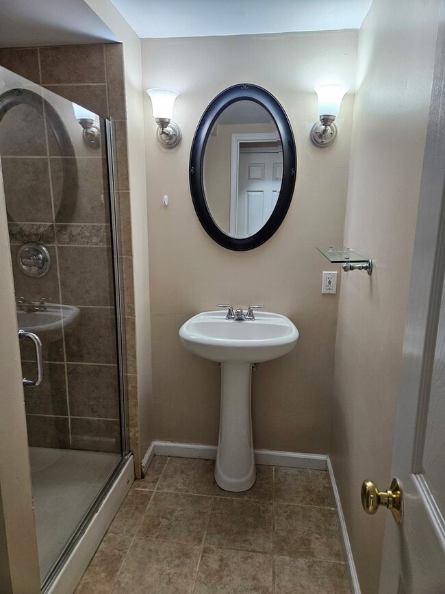 Building Photo - Wonderfully Remodeled Tri Level 3BR/2BTH S...