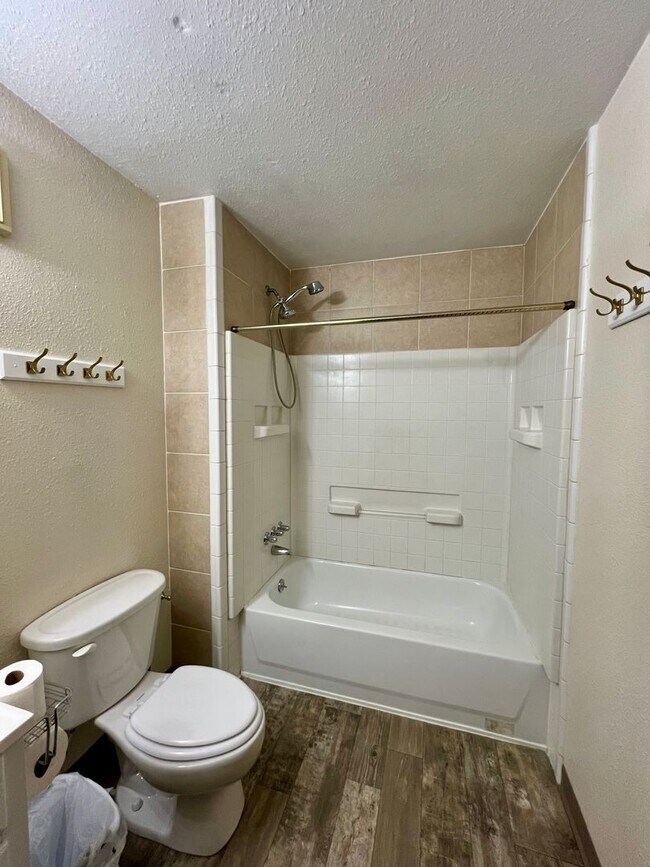 Building Photo - Dunbar Ave 529-