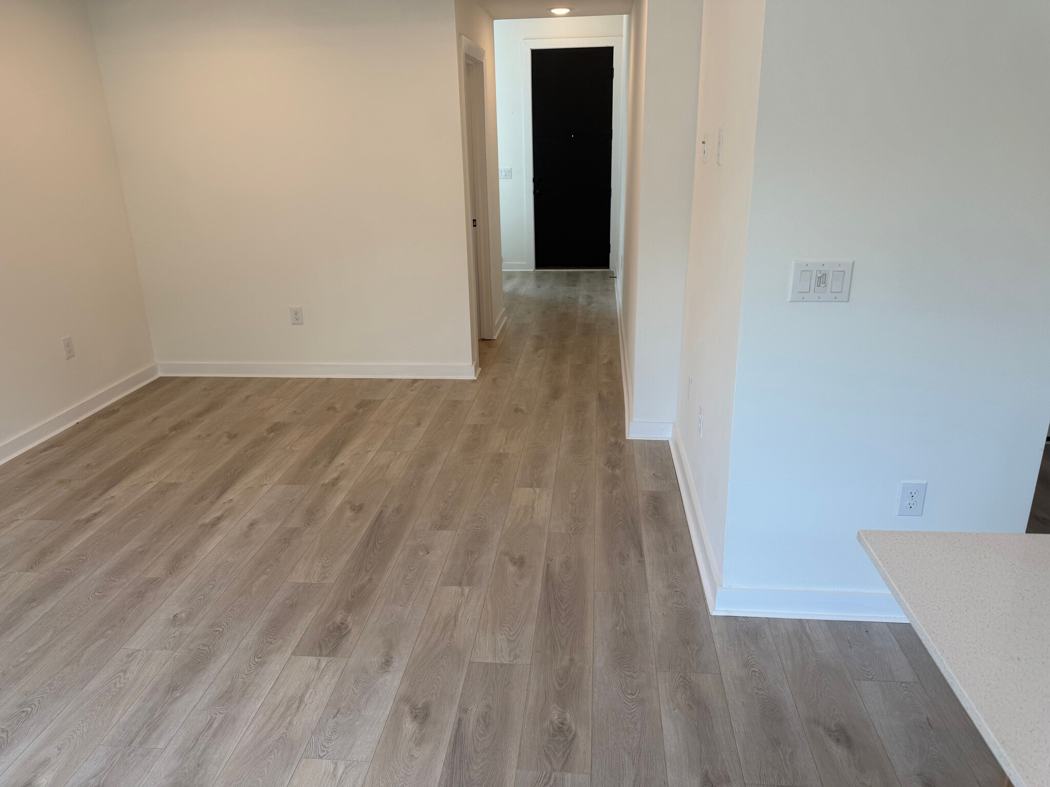 Building Photo - Room in Apartment on Riverside Farms Rd