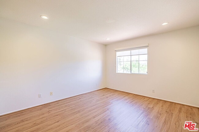 Building Photo - 25755 Hood Way