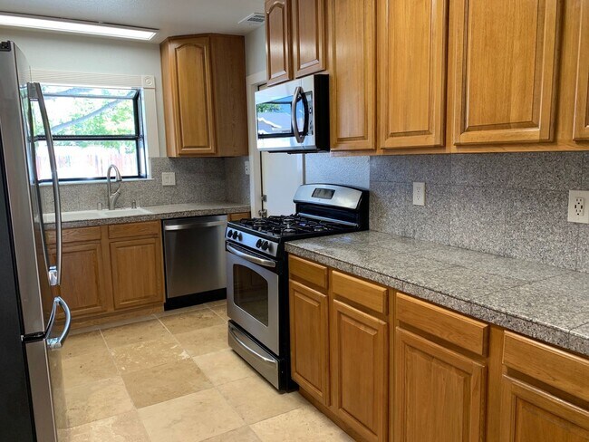 Building Photo - 3 Bedroom, 1 Bathroom Home in N. Highlands